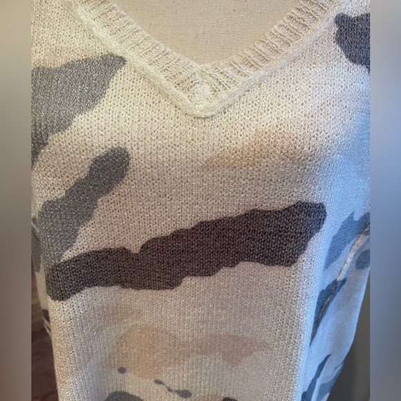 POL Excellent Condition Small Oversized Women’s V Neck Sweater Light Faded Camo - Picture 9 of 9